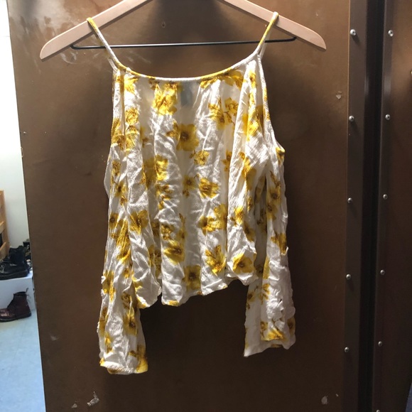 Flowy white shoulder cut out flower top - Picture 2 of 3